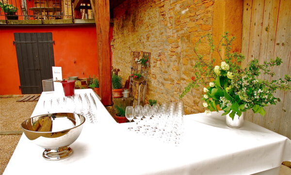 Salle dressée pour un événement autour du vin