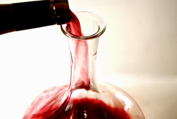 Bon cadeau œnologie Vinextenso : vin rouge versé en carafe