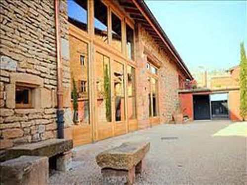 Cour en pierres dorées à Charnay, en Beaujolais